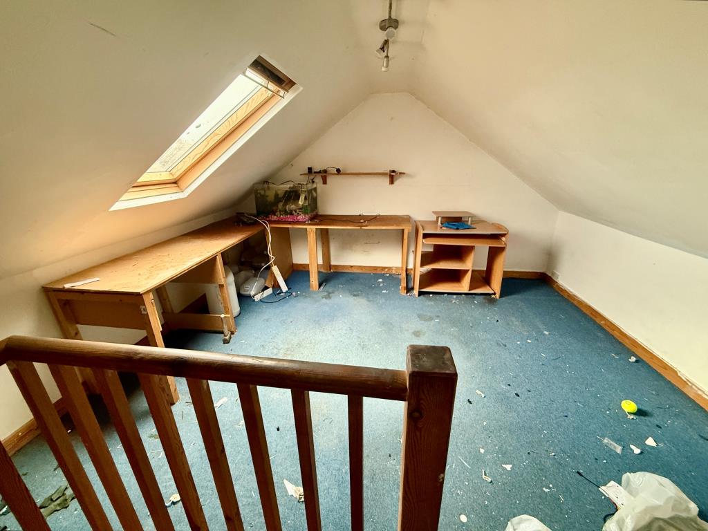 Lot: 112 - MID-TERRACED HOUSE FOR REFURBISHMENT - Loft room